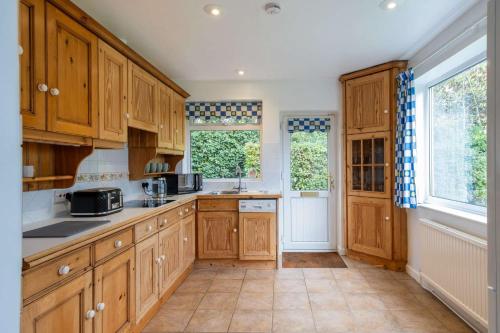 Kuchyň nebo kuchyňský kout v ubytování Walton House