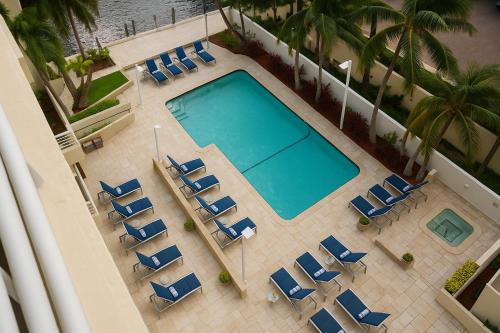 einen Blick über einen Pool mit blauen Liegestühlen in der Unterkunft Gallery One Resort Access Fort Lauderdale Beach in Fort Lauderdale