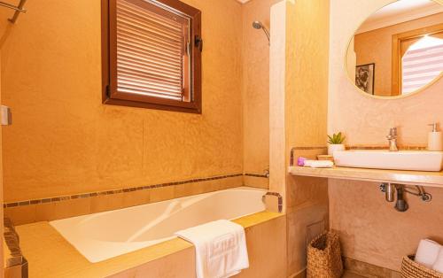 une salle de bains avec baignoire et lavabo dans l'établissement Waky Club - Designer Flat, à Sraghna
