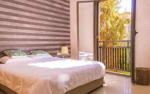 une chambre avec un lit et un balcon dans l'établissement Waky Club - Designer Flat, à Sraghna