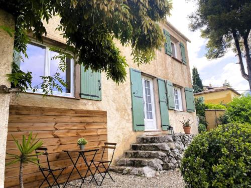a house with a table and chairs in front of it at Ecrin des sens in Levens