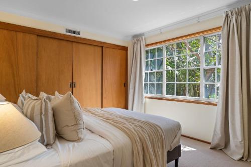 En eller flere senge i et værelse på Sunshine Waterfront Lakehouse