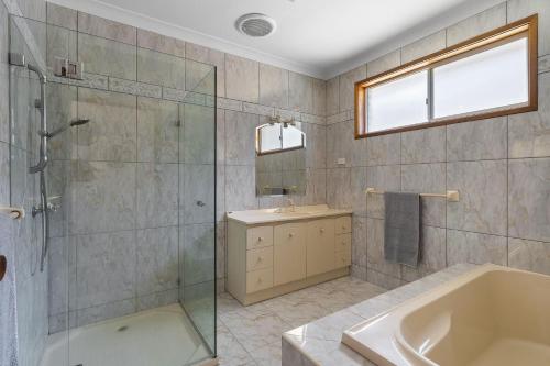 Et badeværelse på Sunshine Waterfront Lakehouse