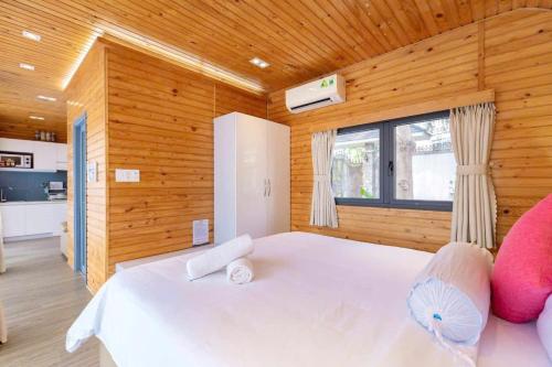 Ένα ή περισσότερα κρεβάτια σε δωμάτιο στο Bungalow Studio View Hồ Melly - Vũng Tàu