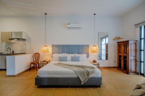 um quarto com uma cama grande e uma cozinha em Cartagena+ Picina+6 Alcobas + Ciudad Antigua em Cartagena de Indias