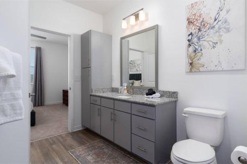 Phòng tắm tại PetFriendly Getaway with Pool and Gym