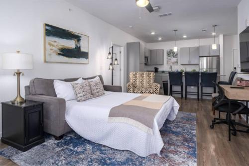 Khu vực ghế ngồi tại PetFriendly Getaway with Pool and Gym