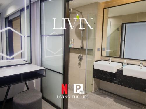 クアラルンプールにある#16 M101 Dang Wangi KLCC View Pool By Livinの洗面台が2つと鏡があるバスルーム