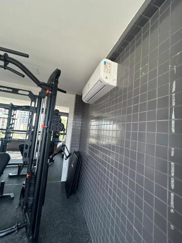 una stanza con una palestra con piastrelle blu sul muro di Sweet Home Intermares 107 a Ilha da Restinga