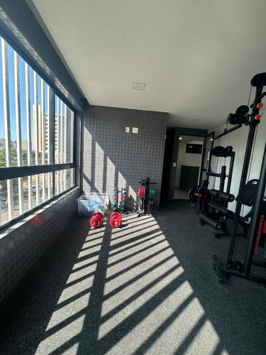 una palestra con il sole che splende attraverso le finestre di un edificio di Sweet Home Intermares 107 a Ilha da Restinga