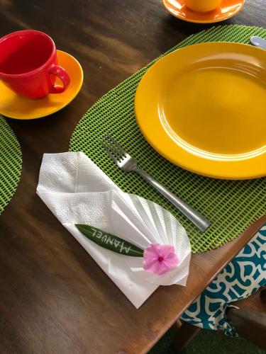 Casa Aviva B&B في فيلا دي ليفا: طاولة عليها شوكة وصحن وكوب