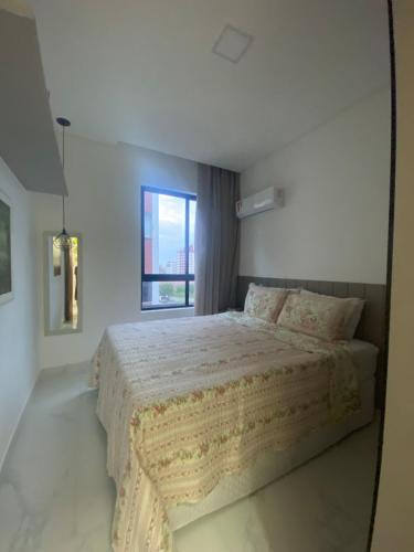 una camera da letto con un letto grande con una finestra di Eni · New Intermares a Ilha da Restinga