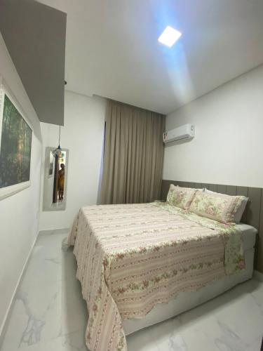 una camera da letto con un letto in una stanza bianca di Eni · New Intermares a Ilha da Restinga