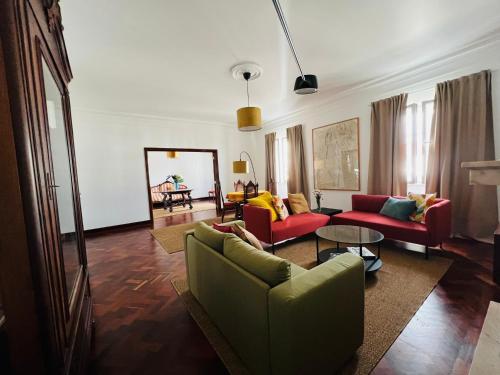 Portas Residence, Ponta Delgada في بونتا ديلغادا: غرفة معيشة مع أريكتين وطاولة