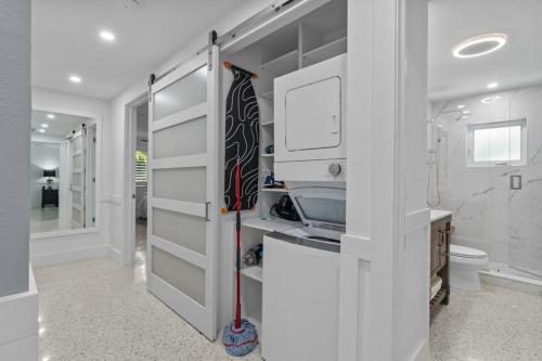 y baño con armario con lavabo y aseo. en Islandy, en Sanibel