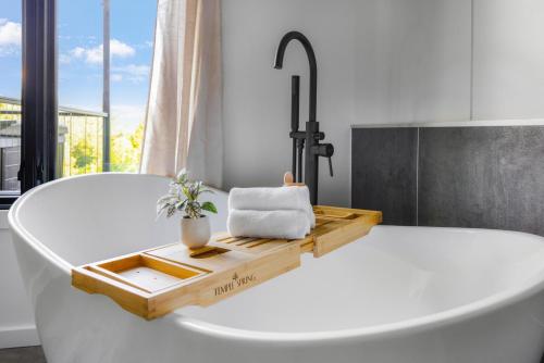 een bad in de badkamer met bij Twilight Haven - Hot Tub in Shippenville