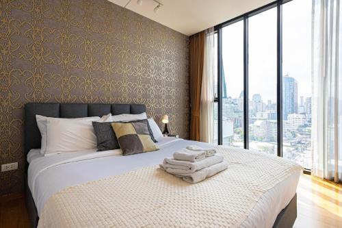 Postel nebo postele na pokoji v ubytování Brcozy near donki mall & BTS thonglor-ekkamai