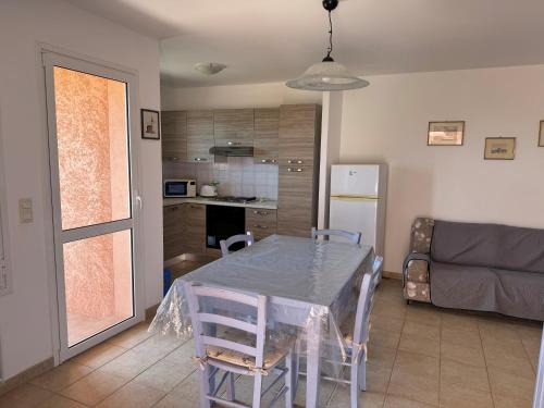 a kitchen and dining room with a table and chairs at BIJOU in Conca