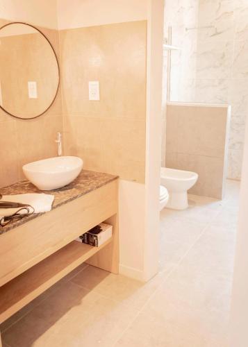 un baño con lavabo e inodoro en Botanico, en Villa Elisa