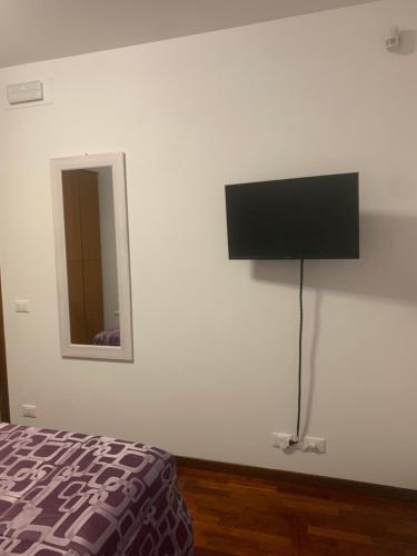 Schlafzimmer mit einem Flachbild-TV an der Wand in der Unterkunft Casa Niky 
