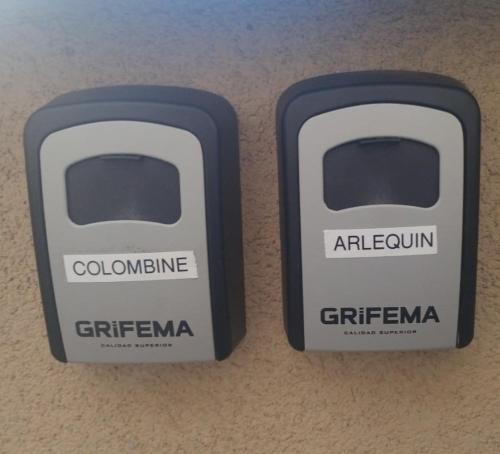 ヴェニシューにあるL'Arlequinの床に並んで置かれた2つのスイッチ