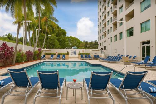 La alberca dentro o cerca de Gallery One Resort Access Fort Lauderdale Beach