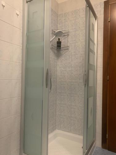 eine Dusche mit Glastür im Badezimmer in der Unterkunft Casa Niky 