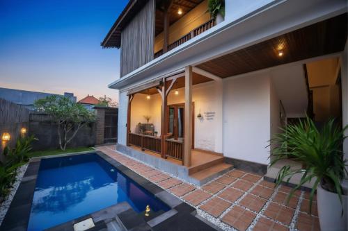uma casa com uma piscina na frente em Kubu Daje Villa Canggu 2BR With Private Pool em Dalung