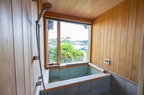 Ένα μπάνιο στο 海が見える1棟貸し!バレルサウナ付きの家族で泊まれる貸し別荘!絶景とプライベート空間を満喫!