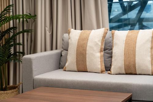 Cozy Studio, 2 Balconies, Airport & Yas F1 Circuit