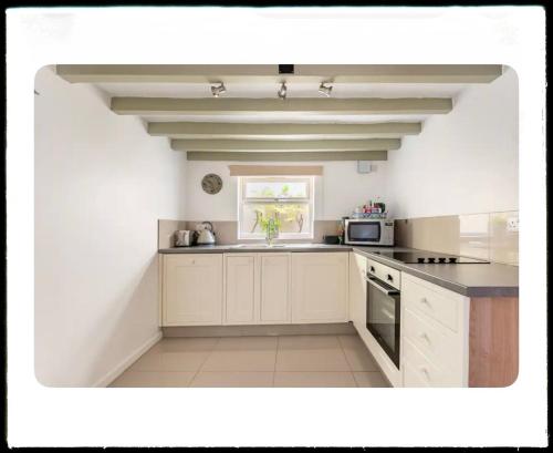 Nhà bếp/bếp nhỏ tại Southwell Holiday Cottage - Lavender Cottage