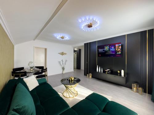 TV a/nebo společenská místnost v ubytování S&S Apartment 1 bedroom with balcony and garden free Parking at location 2 spaces