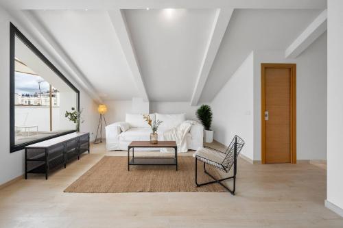 Incredible Terrace, Sea Views, Great Location