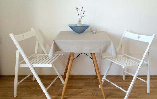 - une table avec 2 chaises et un bol bleu sur le dessus dans l'établissement Primasrima Apartments, à Vodice