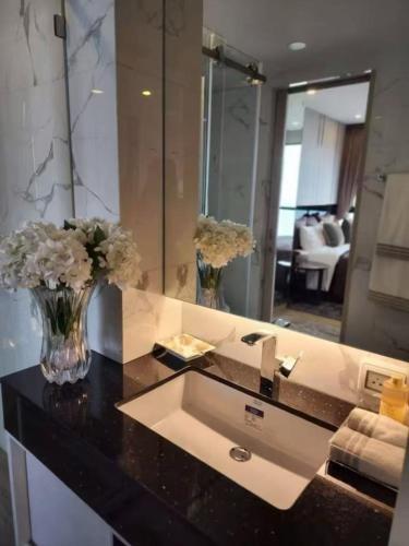 eine Badezimmerablage mit Waschbecken und Spiegel in der Unterkunft The Panora Pattaya Top Luxury Seaview Condo in Pattaya South