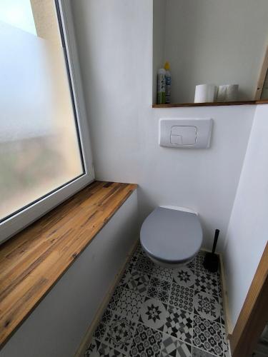 a small bathroom with a toilet and a window at Appartement Vue Mer in Crozon