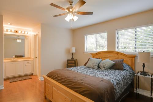 バトンルージュにあるBaton Rouge Townhome with Pool Access - 7 Mi to LSU!のベッドと天井扇風機のある寝室