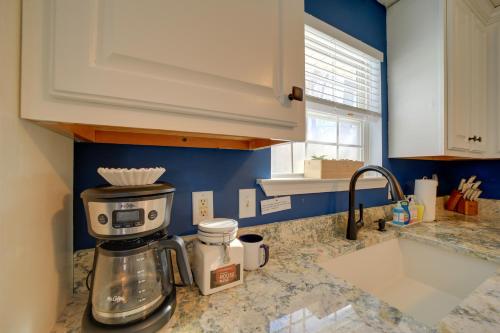 una cucina con macchinetta del caffè su un bancone di Cozy Sapphire Resort Home with Deck and Mountain Views a Sapphire