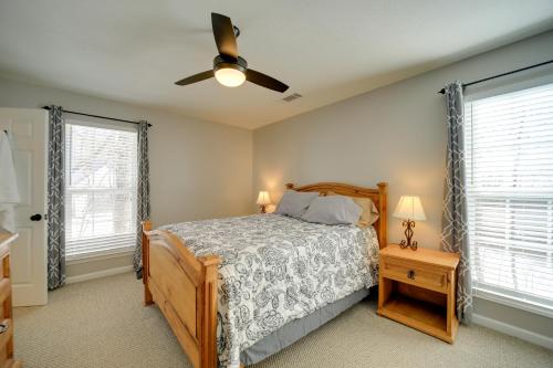 una camera da letto con un letto e un ventilatore a soffitto di Cozy Sapphire Resort Home with Deck and Mountain Views a Sapphire