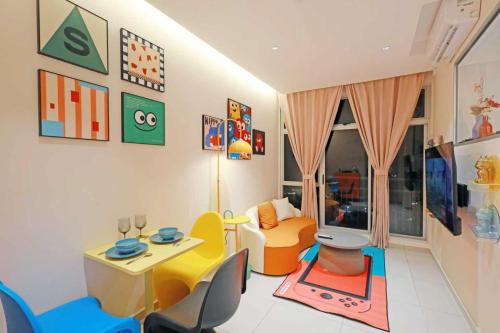 マサイにあるMidas Seri Alam Luxury Dopamine Jacuzziのテーブルと椅子のあるリビングルーム