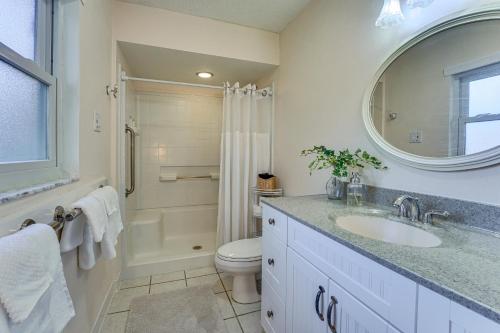 een badkamer met een wastafel, een toilet en een spiegel bij Walkable Historic District Gem 2 Mi to Dtwn Ocala in Ocala