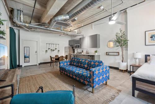 een woonkamer met een bank en een slaapkamer bij Historic Downtown Condo no 102 in Dallas