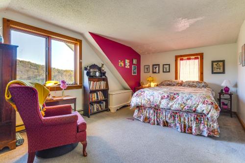 Un dormitorio con una cama, una silla y una ventana en Relaxation Meets Upstate Adventure at Salem Home!, en Rupert
