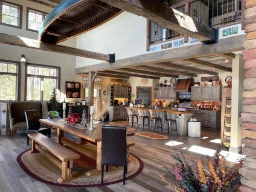 En restaurant eller et andet spisested på Downeast Sunset Luxury Lakehouse