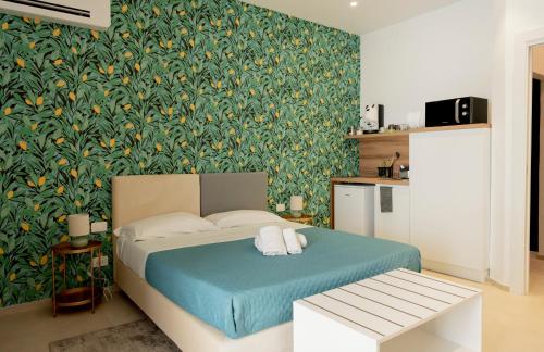 Schlafzimmer mit einem Bett mit grüner Blumentapete in der Unterkunft Cielo D'Alcamo Palazzo Oliva in Alcamo