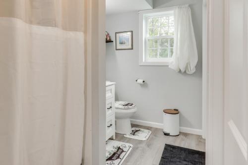 ウェストヘイブンにあるFire Pit and Yard West Haven Apt, 5 Mi to Yale!のトイレと窓のある白いバスルーム