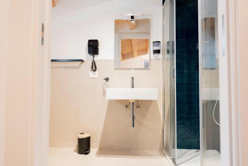 ein Badezimmer mit Waschbecken und Dusche in der Unterkunft Cielo D'Alcamo Palazzo Oliva in Alcamo