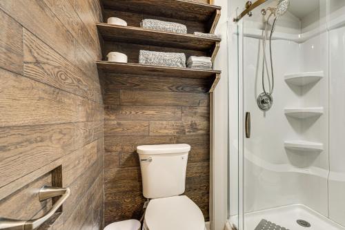 a bathroom with a toilet and a shower at 6 Mi to Clarks Hill Lake Quiet Studio Retreat in Clarks Hill