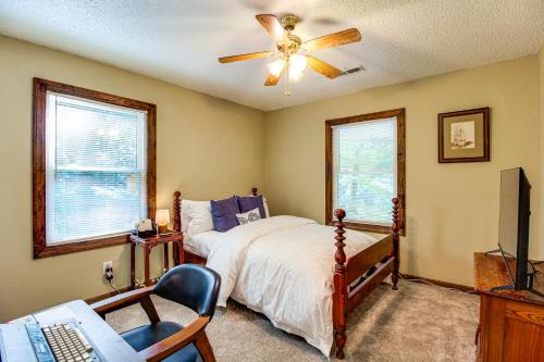 Ένα ή περισσότερα κρεβάτια σε δωμάτιο στο Lake Guntersville Hideaway! Home on Over 2 Acres