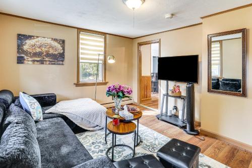 Galeriebild der Unterkunft 1 Mi to Main St Riverside Torrington Apt with Yard in Torrington